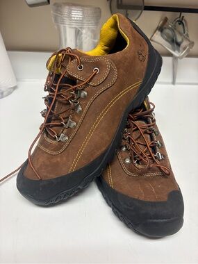 New sz 11M Timberland Brown Leather Outdoor Lace-Up Sneakers with Yellow Lining
